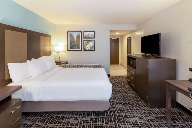 غرفة بسرير كينج لذوي الإعاقة، La Quinta Inn and Suites by Wyndham Jonesboro 1/2