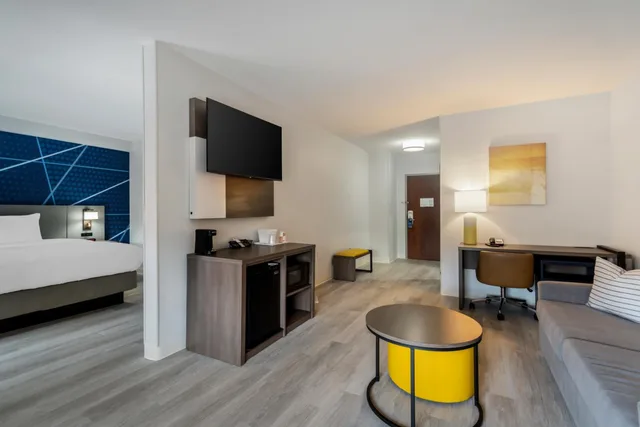جناح بغرفة نوم واحدة مع أريكة في طابق مرتفع، Comfort Inn & Suites Lexington South 5/8