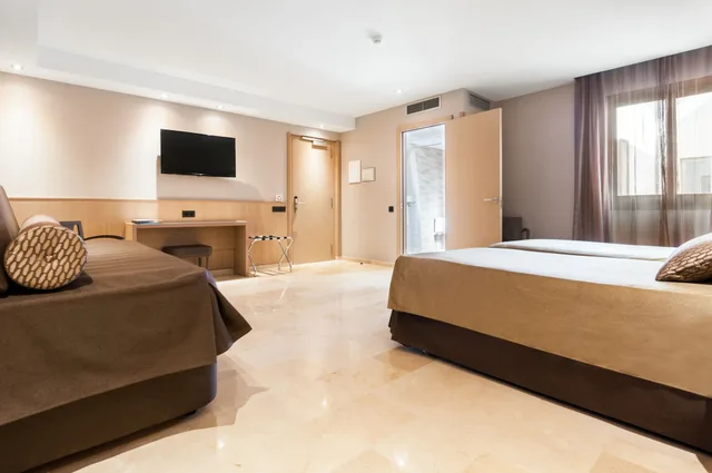 غرفة ثلاثية بسرير مزدوج وسرير فردي، Gran Hotel Barcino 9/16