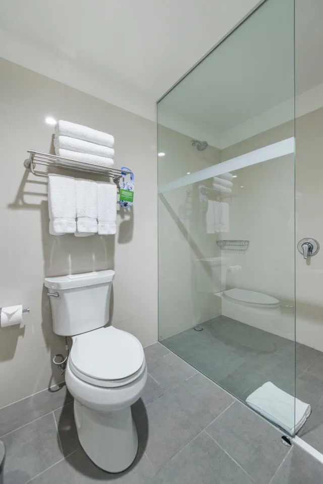 غرفة قياسية بسرير كوين، Holiday Inn Lima Airport 5/7