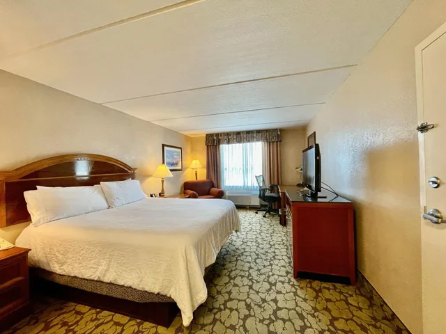 غرفة بسرير كينج بجاكوزي، ACP Hotel Houston Westchase, MOD Collection by Sonesta 6/10