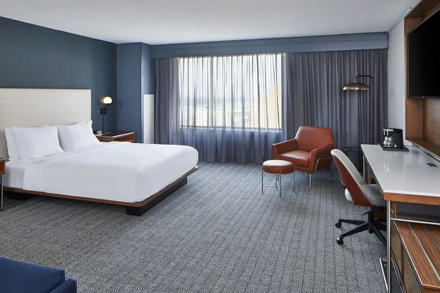 جناح بسرير كينج مع أريكة لذوي الإعاقة، Courtyard Detroit Downtown Hotel 1/6