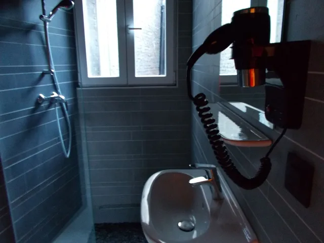 غرفة بسريرين منفصلين بحمام خاص، Urban City Centre Hostel 2/3