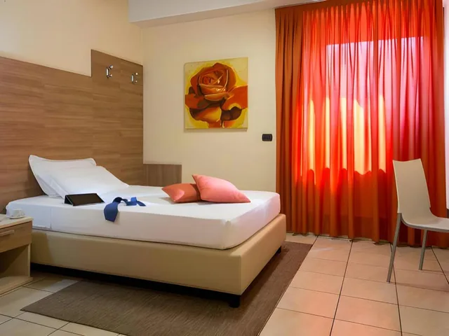 غرفة ثلاثية بسرير كوين وسرير فردي، Hotel Domidea 1/6