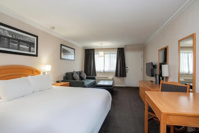Studio, King Bed, Sofa, Kitchenette, Sandman Hotel Revelstoke 1/4