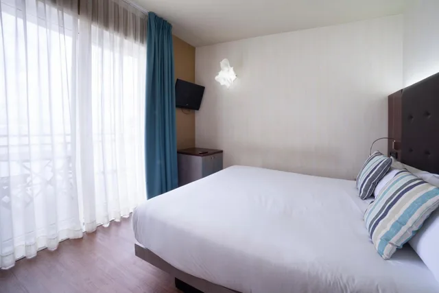 غرفة بسرير مزدوج بإطلالة على البحر بشرفة، Petit Palace Tamarises 8/10