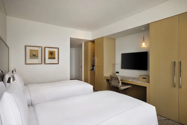 غرفة ديلوكس بسريرين منفصلين بإطلالة على البحر، Conrad Abu Dhabi Etihad Towers 1/6