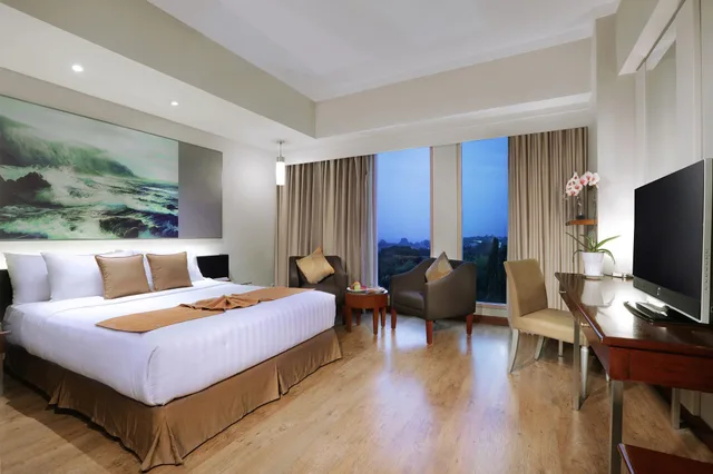 غرفة غراند ديلوكس بسرير كينج وسرير كوين، Hotel Grand Candi Semarang 2/2