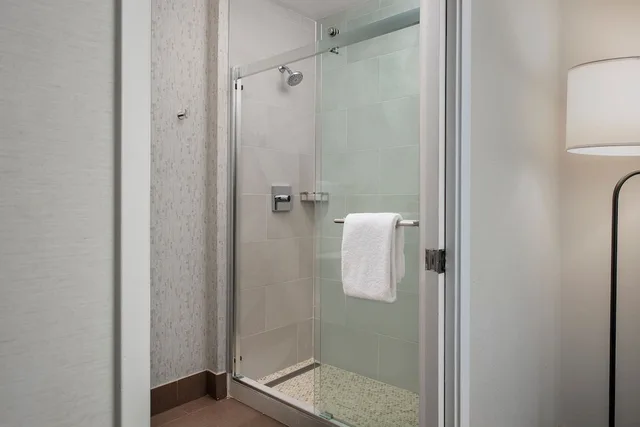 جناح بسرير كينج بغرفة نوم واحدة مع أريكة، Courtyard By Marriott San Diego Downtown 2/2