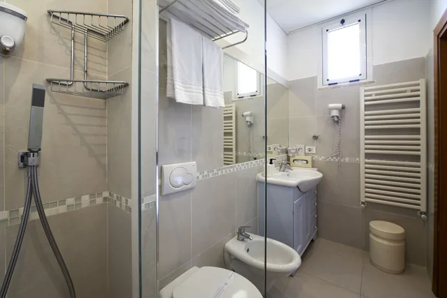 جناح رومانسي بسرير كوين بإطلالة على البحر بغرفتي نوم مع أريكة بجاكوزي، Hotel Estate 2/3