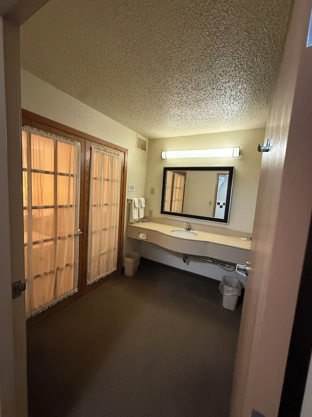جناح بسرير كينج مع أريكة، Rodeway Inn Hesston, KS 9/10