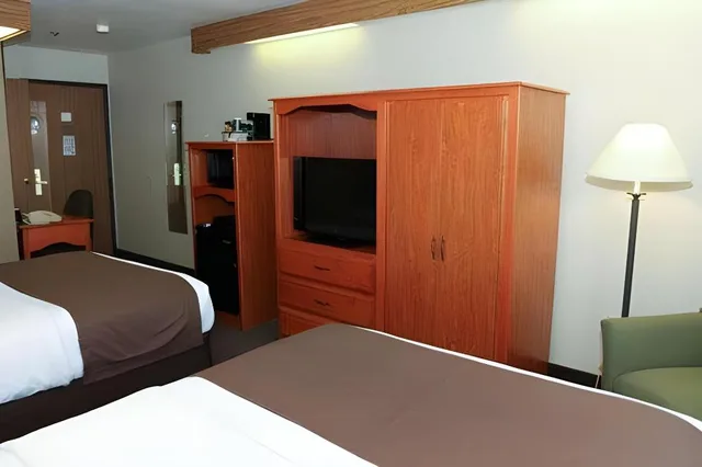 2 Queen Beds - Non-Smoking, Micfridge، Motel6 Minot, ND 9/10