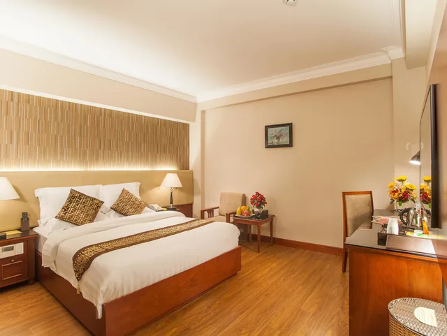 Executive, King Bed, No Window, Nhat Ha 2/4