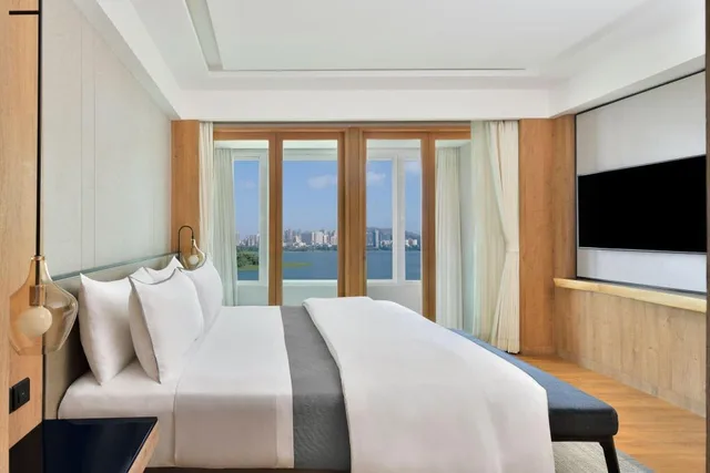 1 Bedroom, Westin, Suite, King Bed, Lake View, Club Lounge Access، The Westin Mumbai Powai Lake (ex Renaissance Mumbai) 1/3
