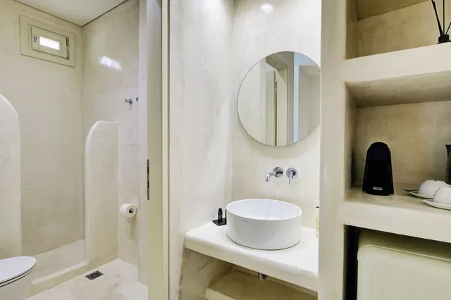 Semi Room, Skylight, Basement, King Bed, Bunk Bed، Kokoon 1/2