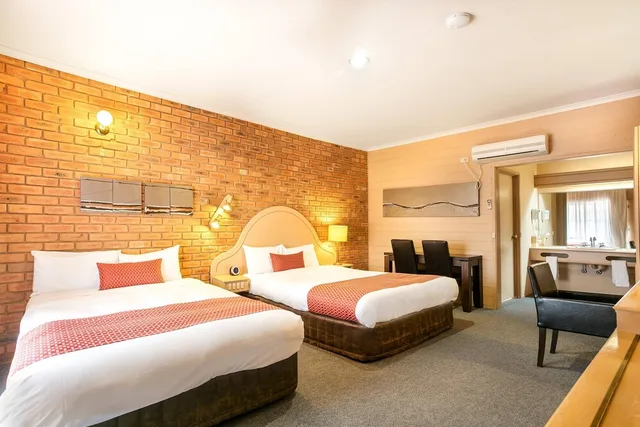 غرفة قياسية بسرير مزدوج وسريرين منفصلين في الطابق الأرضي، Quality Inn Colonial 2/8
