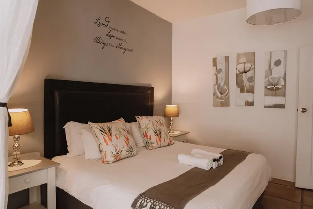 1 Bedroom, Silver Moon, Family, King Bed, Sofa، Caza Beach Guesthouse 2/5