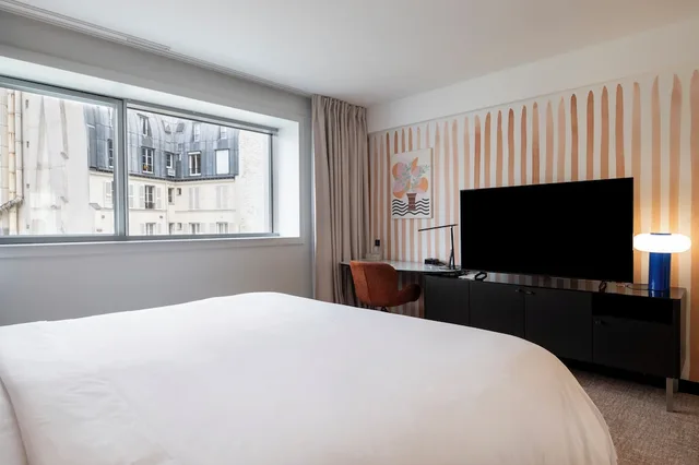 غرفة بسرير كوين بإطلالة على الحديقة، Renaissance Paris Arc de Triomphe Hotel 1/10