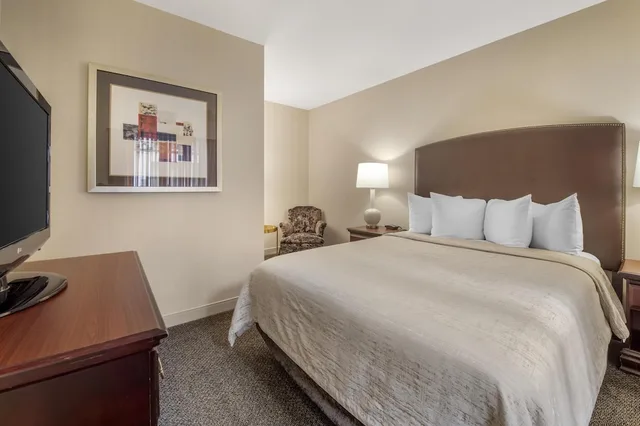 جناح بسرير كوين، Best Western Plus the Normandy Inn Suites 1/9