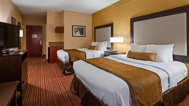 غرفة عائلية بسريرين كوين مع أريكة، Best Western Plus Strawberry Inn & Suites 1/2
