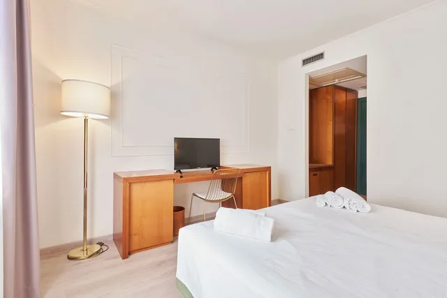 غرفة بسرير كوين، Hotel Cyrano 1/5
