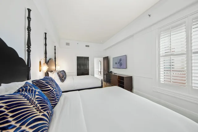 جناح سوبيريور بسريرين كوين بإطلالة على الفناء بغرفة نوم واحدة مع أريكة، The Fairmount Hotel 1/3