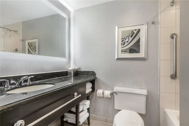 غرفة بسريرين كوين بحوض استحمام لذوي الإعاقة، DoubleTree by Hilton Williamsburg 2/2