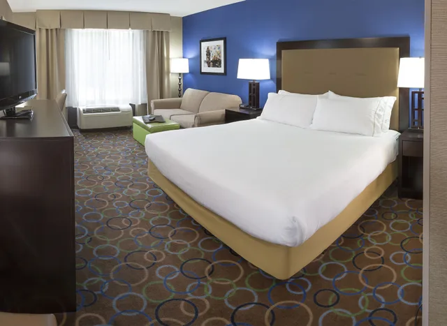 جناح بسرير كينج بحوض جاكوزي، Holiday Inn Express Hotel And Suites Manchester Airport 1/10