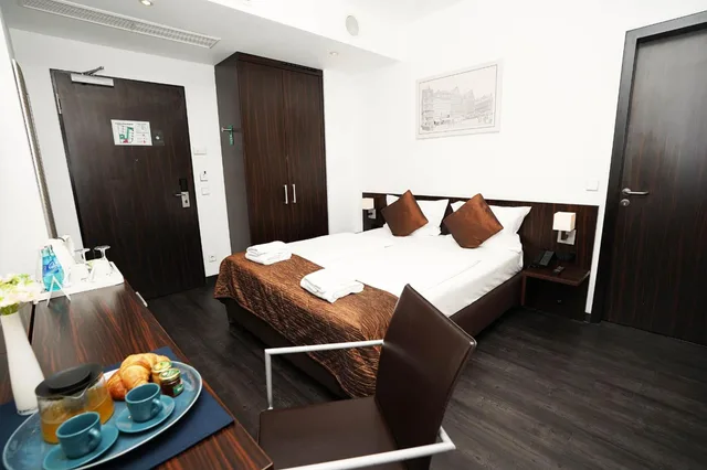 غرفة بسرير كوين، The Atrium Hotel 2/6