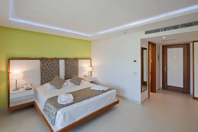 Room, Double Bed, Lateral Side Sea View، Alimounda Mare 4/6
