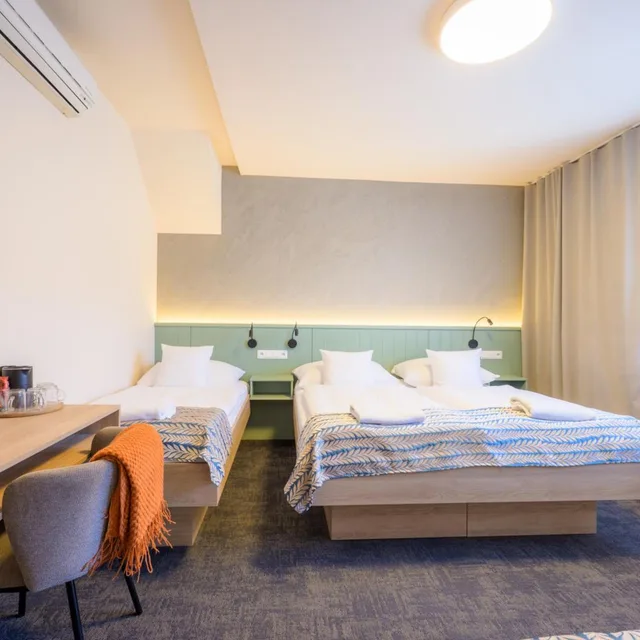 غرفة رباعية، Hotel Roudna 6/10