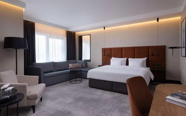 جناح جونيور مع دخول الصالة، Radisson Collection Hotel Warsaw 1/6
