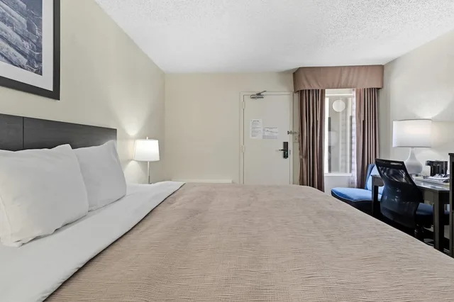 غرفة قياسية بسرير كينج للمدخنين، Quality Inn Duluth 5/7