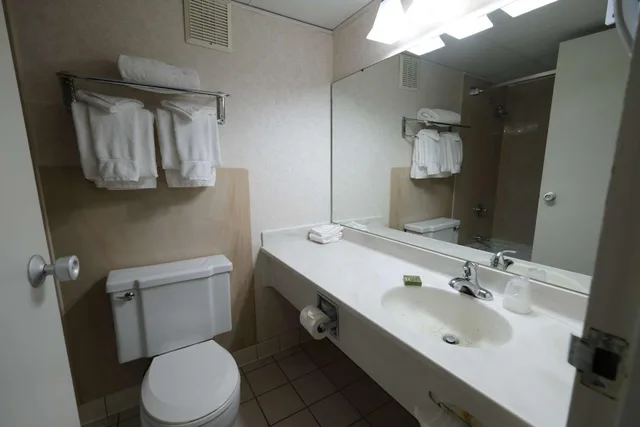 غرفة ديلوكس بسرير كينج، Fireside Inn Suites Portland Formerly Holiday Inn Portland West 2/2