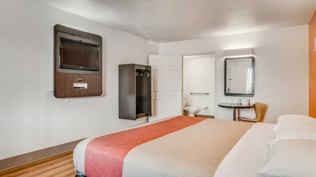 1 King Bed - Mobility Accessible RI Shower Nsmk، Motel6 Youngstown, OH 2/5