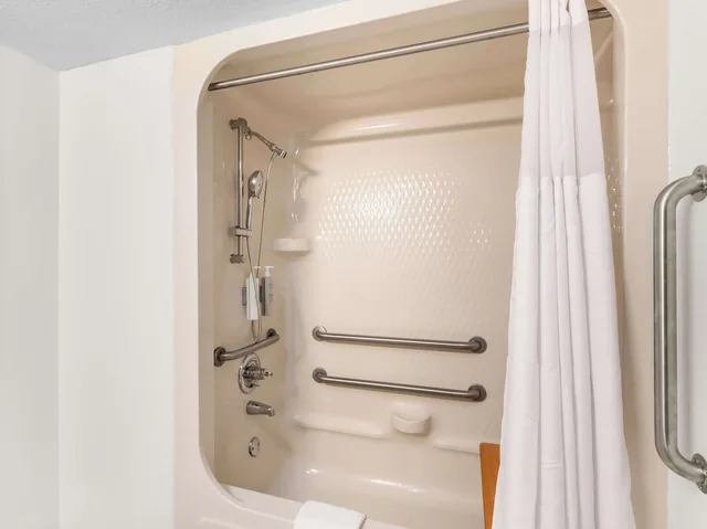 غرفة بسرير كينج لذوي الإعاقة، Spark by Hilton Augusta 7/7