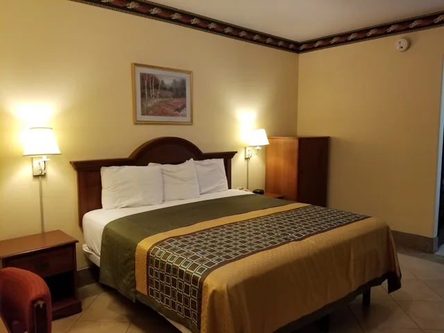 2 Rooms, Business, Suite, King Bed, Pool Side، Texas Inn and Suites - Rio Grande Valley 4/10