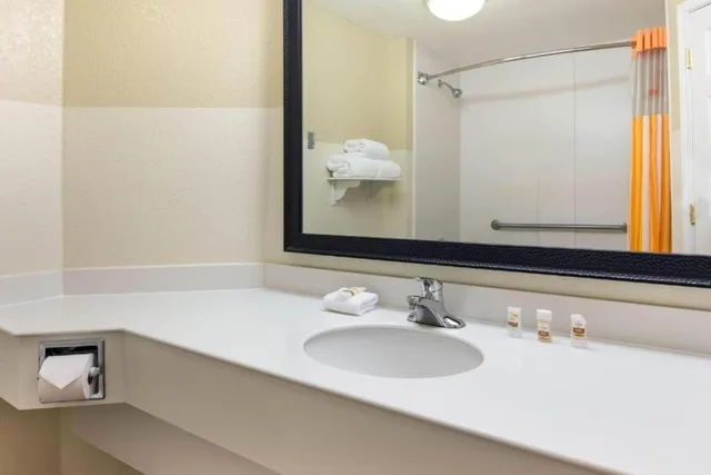 غرفة ديلوكس بسرير كينج مع أريكة، La Quinta Inn and Suites by Wyndham Greenville Haywood 2/3