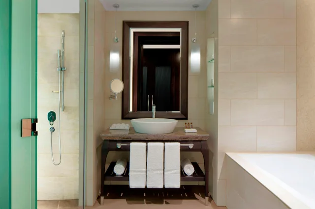 غرفة فاخرة، Sheraton Sharjah Beach Resort Spa 3/3