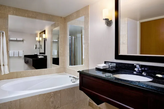 Room, King Bed, with View, Sofa, Balcony, Sheraton Fallsview Hotel 3/3