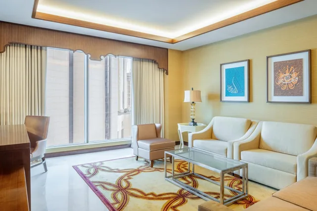 جناح تنفيذي بسرير كينج بغرفة نوم واحدة مع أريكة، فندق جبل عمر ماريوت مكة(Jabal Omar Marriott Hotel Makkah) 8/10
