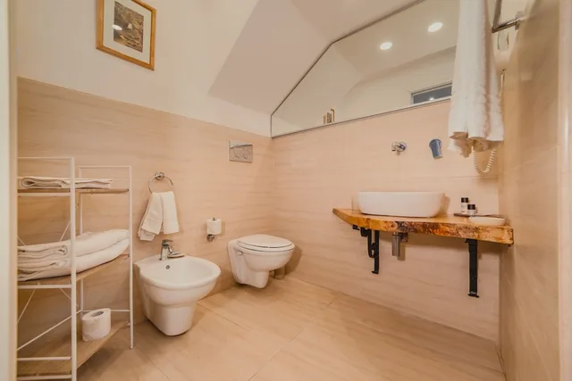 غرفة ديلوكس بسرير كوين وسريرين منفصلين، Antico Borgo Villa Giulia 2/2