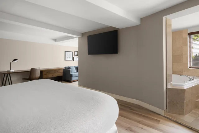 جناح رئاسي بسرير كينج بغرفة نوم واحدة بجاكوزي، Best Western Premier Plainview-Long Island Hotel 3/8