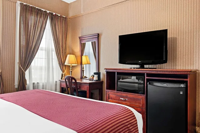 جناح بسرير كينج بحوض جاكوزي، Genetti Hotel SureStay Collection By Best Western 2/6