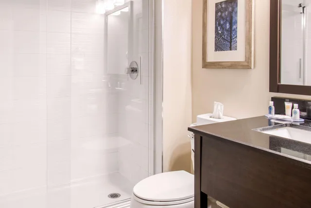 غرفة بسرير كينج لذوي الإعاقة، Comfort Inn Montreal Aeroport 7/7