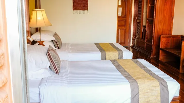 غرفة سوبيريور عائلية بسرير كينج وسريرين منفصلين بإطلالة على المدينة، Empress Angkor Resort Spa 4/10