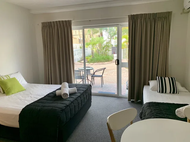 Family, 1 Single and 2 Queen Beds، Outrigger Resort 3/7