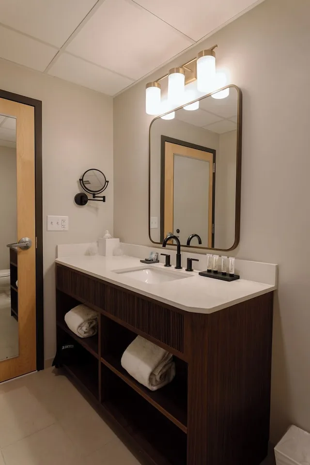 Endicott, Queen Bed، Wylie Inn And Conference Center At Endicott College 6/7