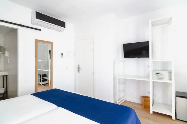 غرفة بسرير مزدوج بإطلالة على البحر بشرفة، Blanca Hostal Ex Apolo Hostal 4/7