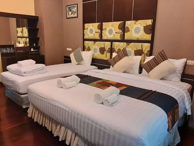 غرفة ديلوكس بسرير كينج وسرير فردي بإطلالة على الحديقة، Buraphat Resort 1/1